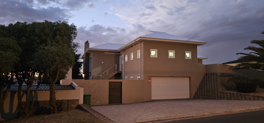 5 Bedroom Property for Sale in Middedorp Western Cape